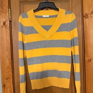 Active USA Women's Yellow and Gray V-Neck Sweater